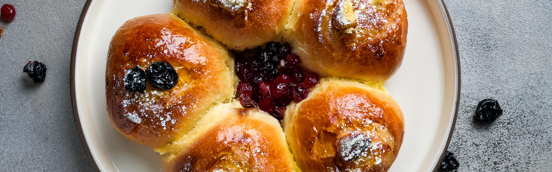 Currants Bread Bun – A Sweet, Fruity Treat  Currants Bread Bun – A Sweet, Fruity Treat